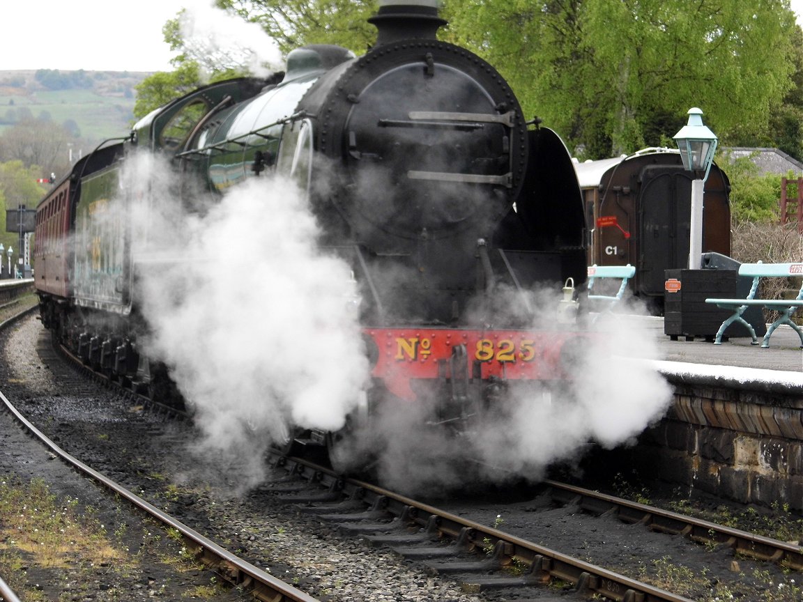 Class 37 pioneer D6700 with Hogwart's Castle and 60009 Union of South Africa, Sat 28/12/2013.. 