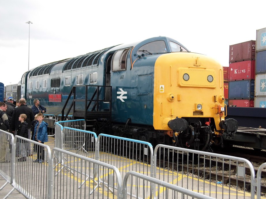 Deltic 55019 Royal Highland Fusilier at Doncaster Railport, Sun 15/9/2013. 