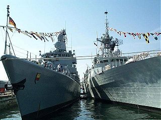 German Navy frigate Emden with HMCS Halifax on right. Image copyright Russ Price 2001. All Rights Reserved.
