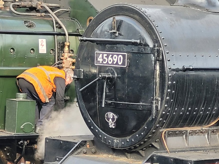 Class 37 pioneer D6700 with Hogwart's Castle and 60009 Union of South Africa, Sat 28/12/2013.. 