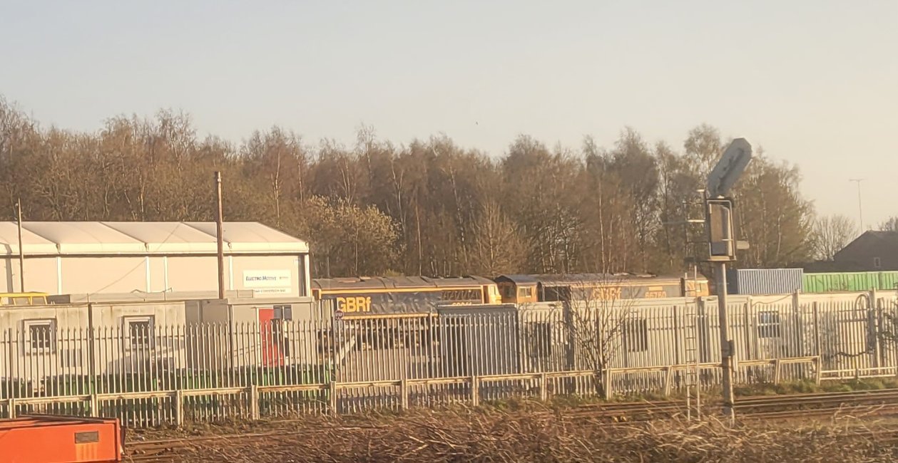 Class 37 pioneer D6700 with Hogwart's Castsw and 60009 Union of South Africa, Sat 28/12/2013.. 