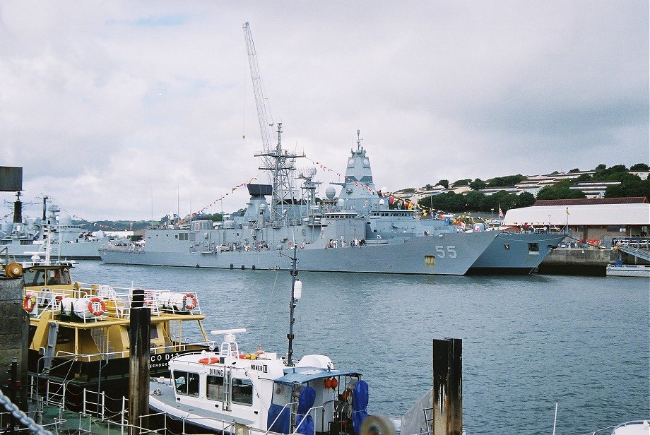 USS Elrod FFG 55, Oliver Hazard Perry class frigate alongside German frigate Hessen, Navy Days, Devonport 2006. 